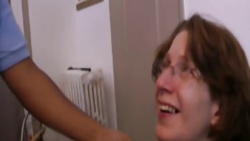Slatko stvorenje u crnom animal free porno prozirnom kupaćem kostimu