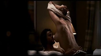 Dvoje iskusnih pikapa namamio je hot film porno plavušu u kafić, gdje ju jebu u smočnicu