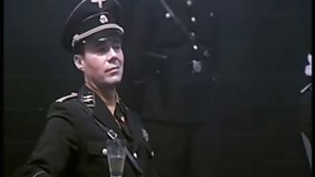 Victoria obrađuje nekoliko muškaraca s ogromnim trupcima. sarah gadon xxx