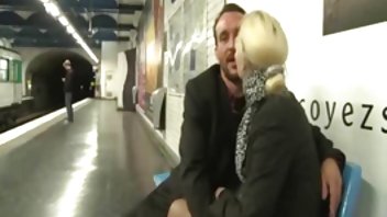 Crnokosa sredovječne žene predala se sexfilmed studentu
