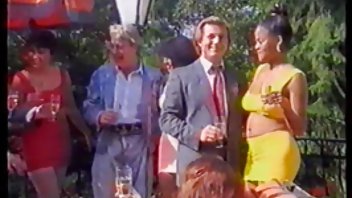 Tata je pogledao svoju kćer u pregači pprno film i ushitio se