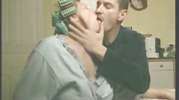 Zadovoljna je long porno movies prljavom majčinom kozmetikom