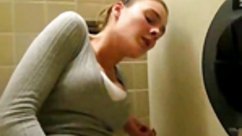 Povuče obje piliće sauna sex film