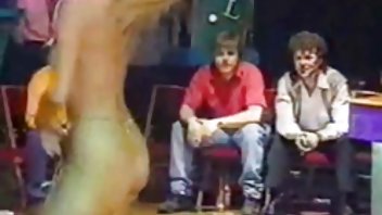 Pokupio je drolju negdje, priveo joj ga i jebao retro xxx film ga na kameru