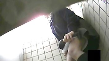 Želeći odviti sestrinu prijateljicu za seks, ponudila joj je masažu tube classic sex