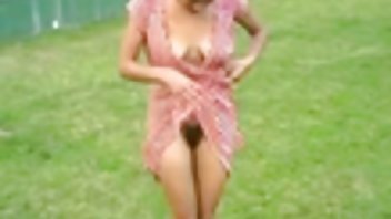 Zavirujući kako 3d porno movies njegova tetka masturbira na kauču