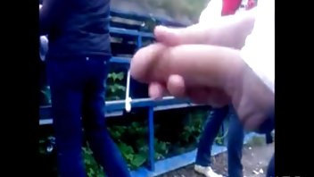 Tata je bio vezan za svoju phim porno kćer i počeo je nestrpljivo gledati u njene hladne noge