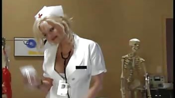 Gola mowies porno djevojka hvata kolica