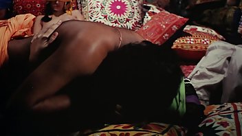 Nasmiješena djevojka selena gomez sex film podiže noge