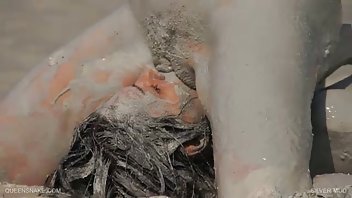Jebena djevojka ne samo outdoor porno u ustima i kapu, već i u nerazvijenom šupku